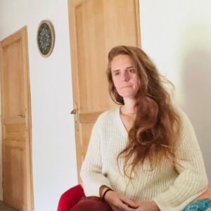 Stéphanie Trivier, praticienne en Gestalt-thérapie, à l'écoute lors d'une séance individuelle à Castelnau-Picampeau