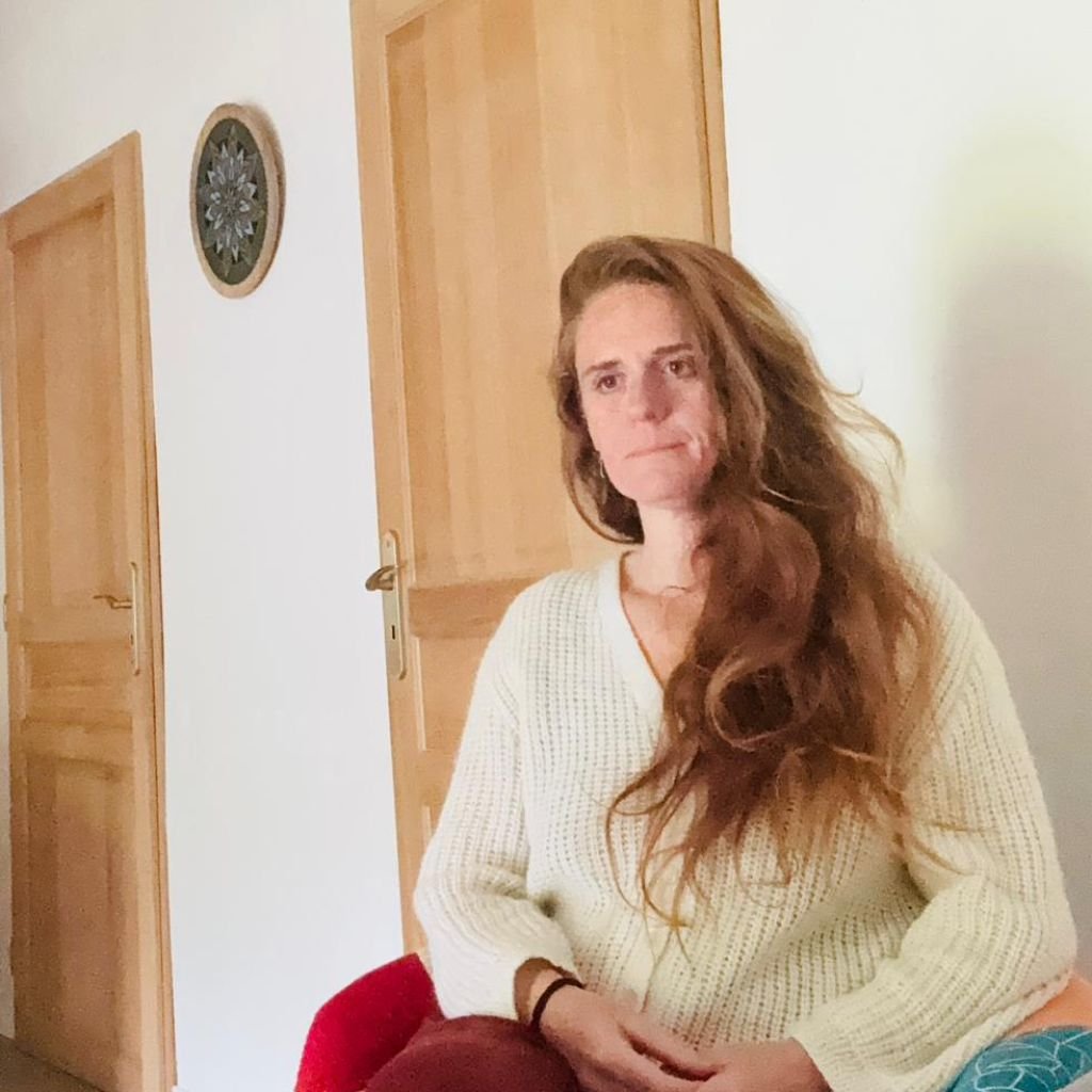 Stéphanie Trivier, praticienne en Gestalt-thérapie, à l'écoute lors d'une séance individuelle à Castelnau-Picampeau
